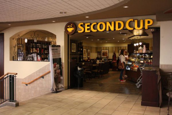 استفاده کافی شاپ «Second Cup» از رنگ قهوهای به عناون رنگ غالب برندش