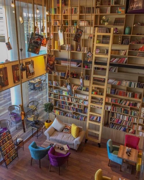 کتابخانه از زمین تا سقف و ایجاد فضای دنج در کافی شاپ